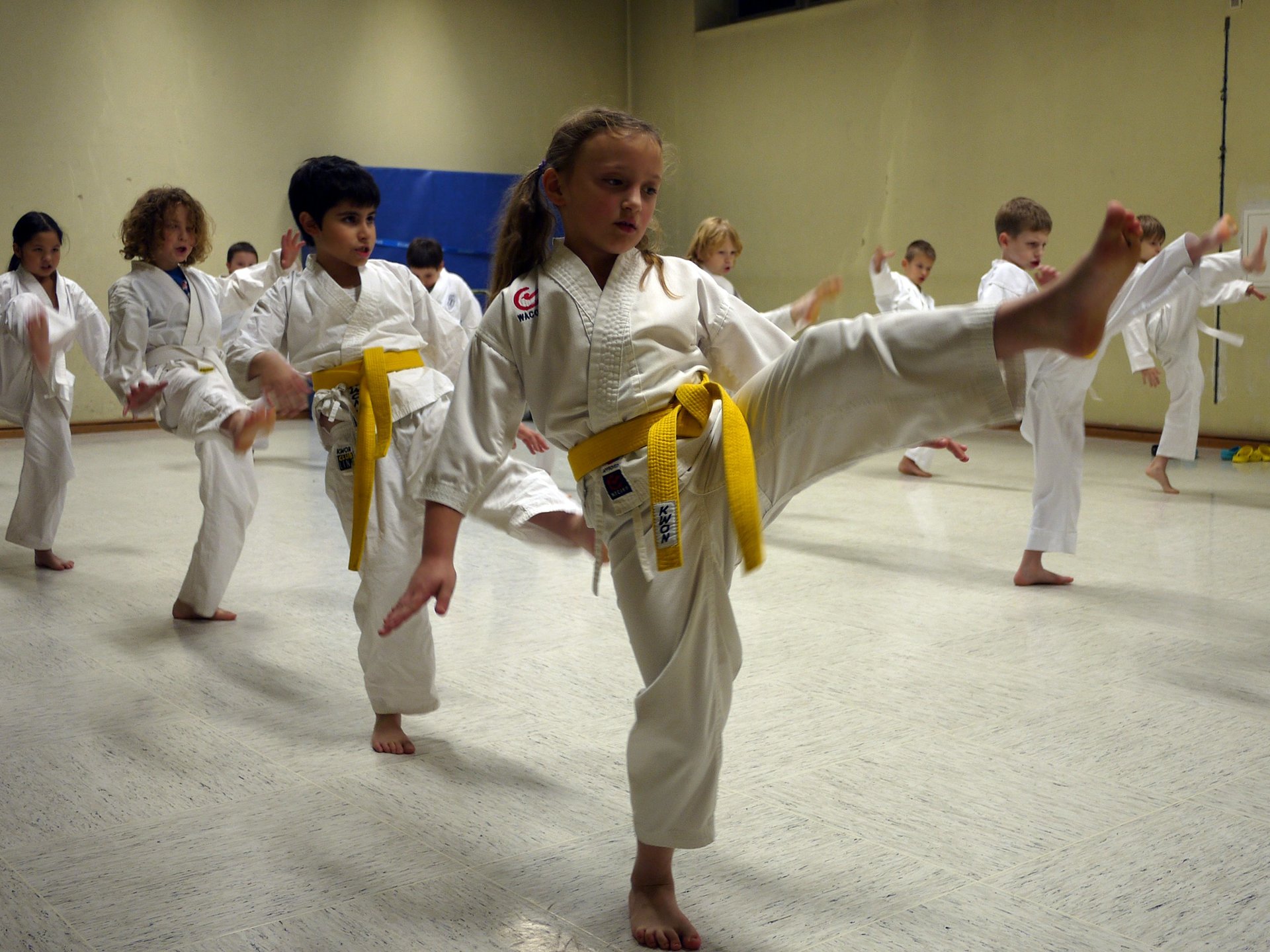 Kinder beim Karatetraining